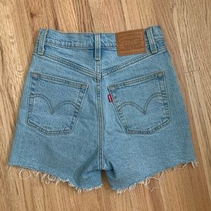 Levi’s Ribcage Shorts - Light wash